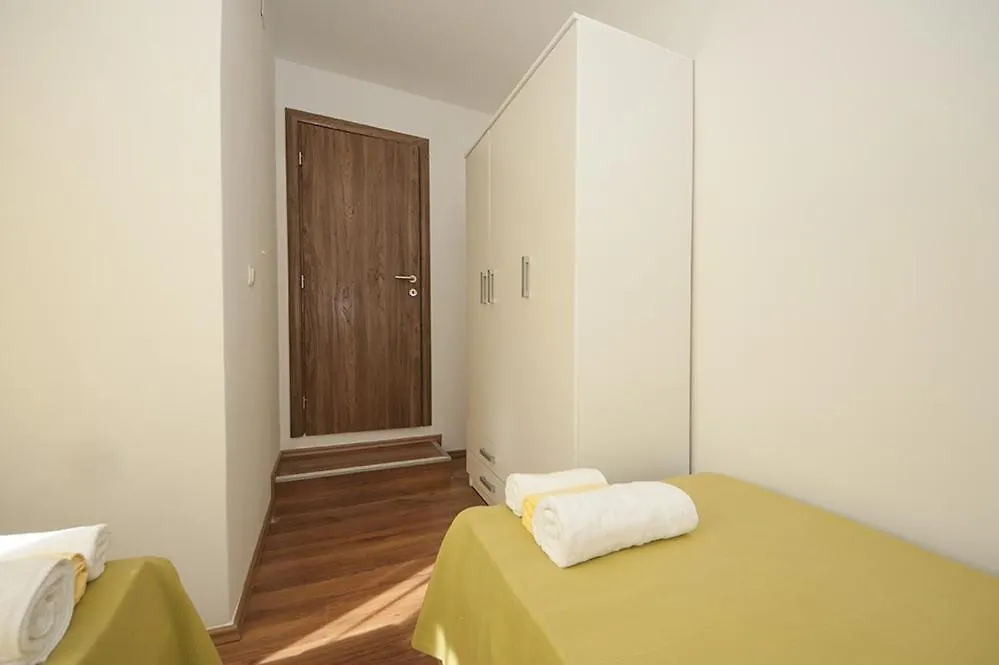 Apartment In Kastel Luksic With Balcony, Air Conditioning, W-Lan, Washing Machine 5107-1 Kastela Croatia