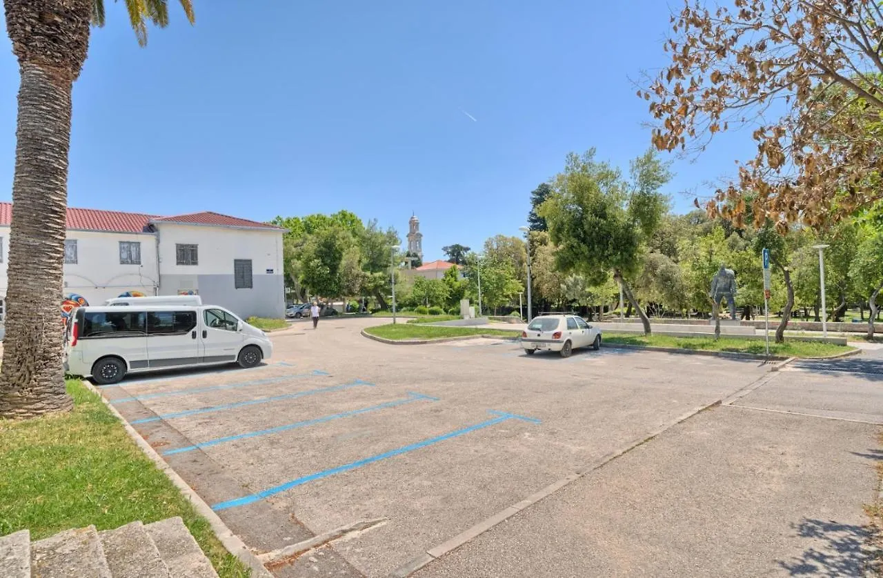 Apartment In Kastel Luksic With Balcony, Air Conditioning, W-Lan, Washing Machine 5107-1 Kastela