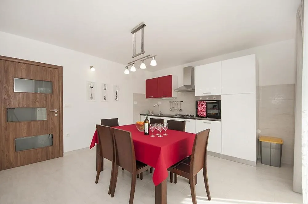 Apartment In Kastel Luksic With Balcony, Air Conditioning, W-Lan, Washing Machine 5107-1 Kastela