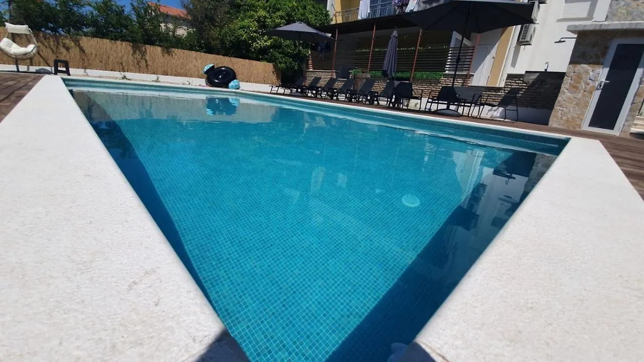 Apartment In Kastel Luksic With Balcony, Air Conditioning, W-Lan, Washing Machine 5107-1 Kastela Croatia