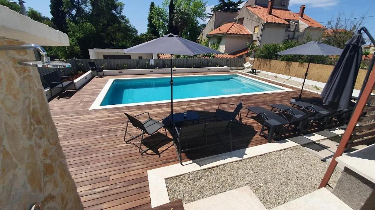 Apartment In Kastel Luksic With Balcony, Air Conditioning, W-Lan, Washing Machine 5107-1 Kastela