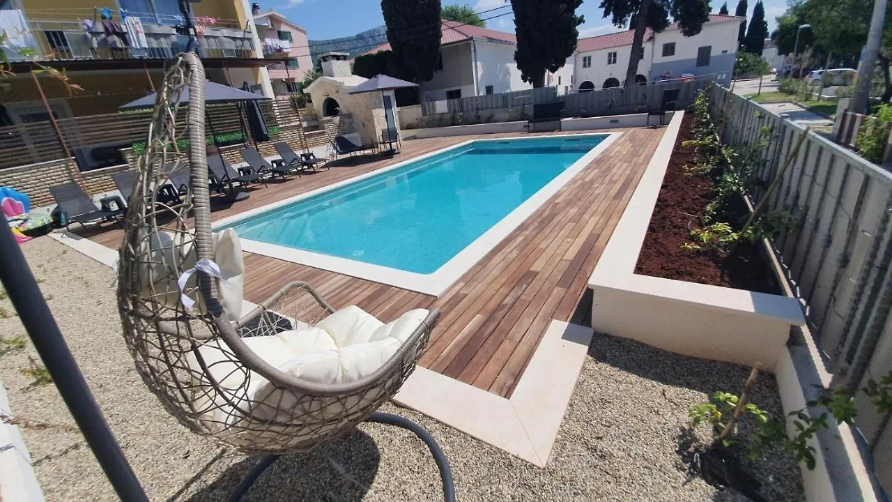 Apartment In Kastel Luksic With Balcony, Air Conditioning, W-Lan, Washing Machine 5107-1 Kastela