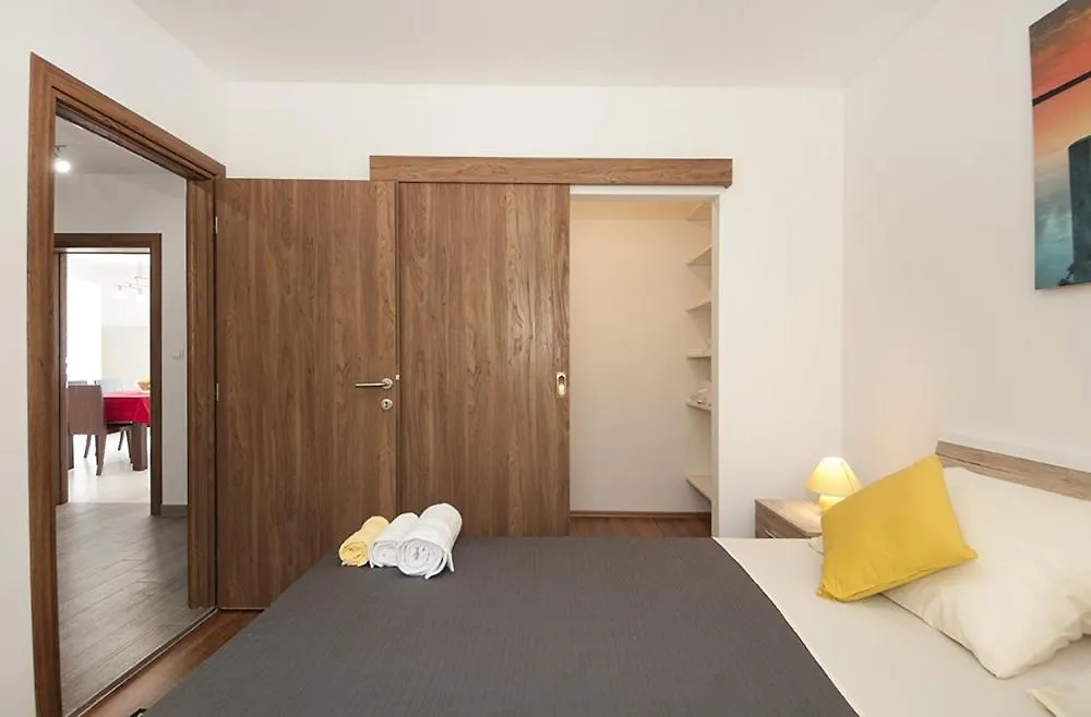 Apartment In Kastel Luksic With Balcony, Air Conditioning, W-Lan, Washing Machine 5107-1 Kastela